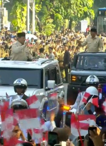 Prabowo Pimpin Upacara HUT TNI di Monas: Sapa Masyarakat dari Sunroof Maung