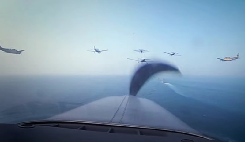 Jupiter Aerobatic Team Memukau Langit Monas di HUT ke-80 TNI