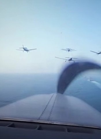 Jupiter Aerobatic Team Memukau Langit Monas di HUT ke-80 TNI