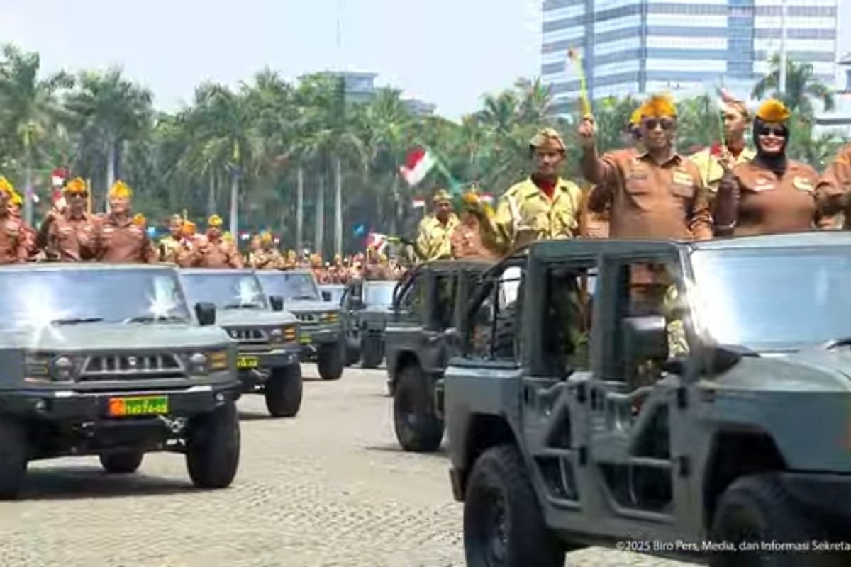 Parade Veteran Meriahkan Puncak HUT ke-80 TNI: Prabowo Berdiri dan Memberi Hormat