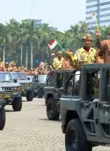 Parade Veteran Meriahkan Puncak HUT ke-80 TNI: Prabowo Berdiri dan Memberi Hormat