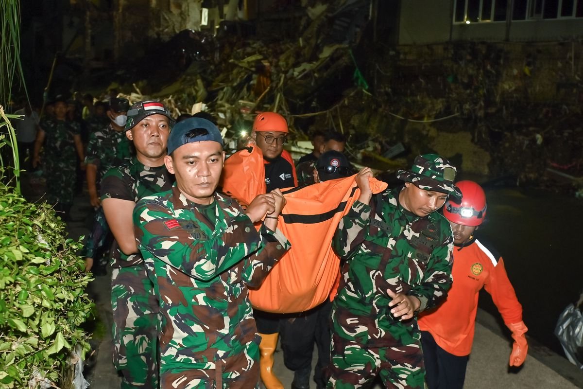 TNI AD Kerahkan 300 Personel untuk Bantu Evakuasi Korban Banjir Besar di Bali