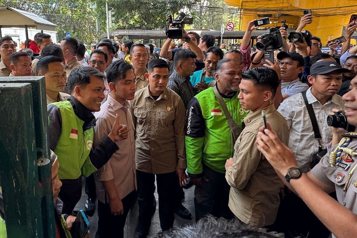 Wapres Gibran Blusukan ke Gondangdia, Sapa Warga, Temui Pengemudi Ojol, dan Bagikan Sembako