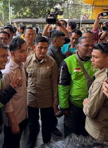 Wapres Gibran Blusukan ke Gondangdia, Sapa Warga, Temui Pengemudi Ojol, dan Bagikan Sembako