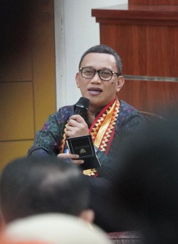 Menteri P2MI Abdul Kadir Karding Klarifikasi Foto Bermain Domino dengan Aziz Wellang