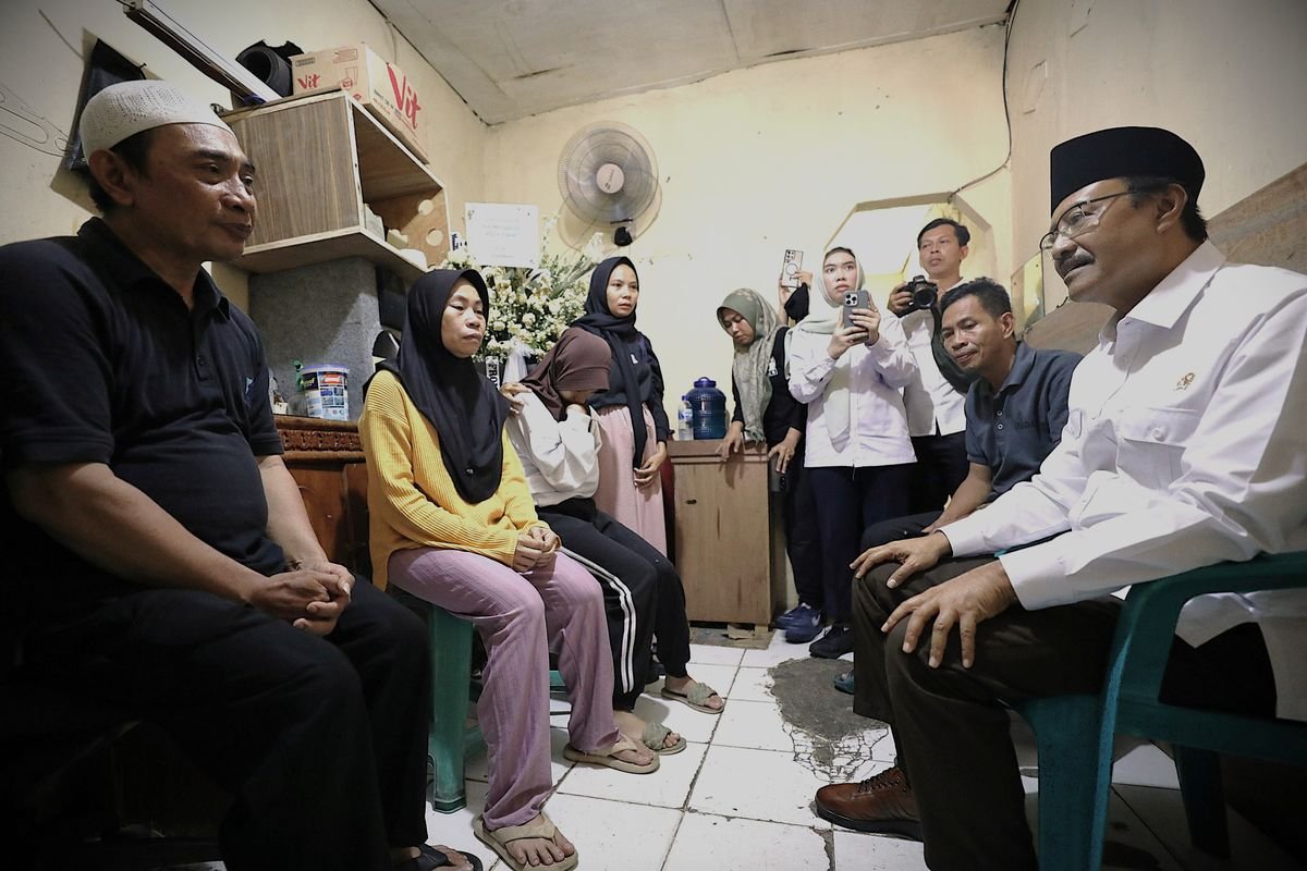Gus Ipul Sampaikan Belasungkawa untuk Affan, Serahkan Santunan dan Bantuan Sosial