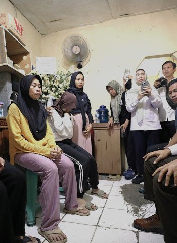 Gus Ipul Sampaikan Belasungkawa untuk Affan, Serahkan Santunan dan Bantuan Sosial