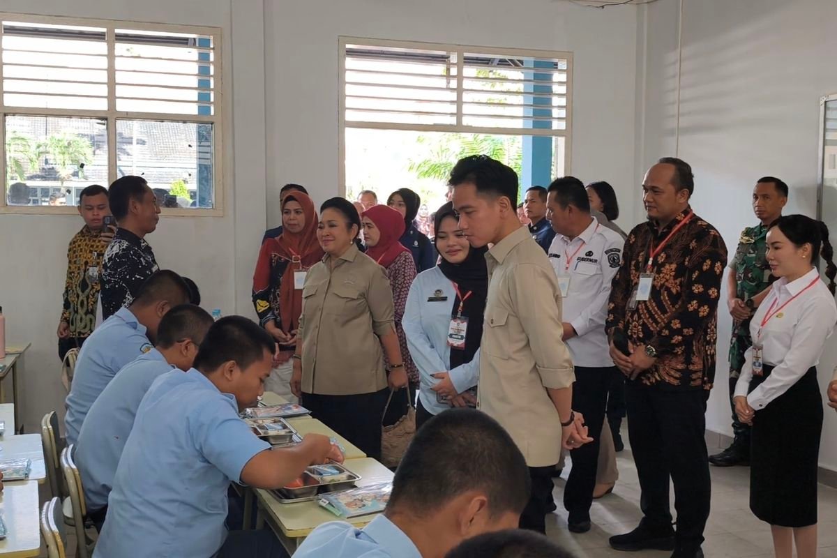 Gibran dan Titiek Soeharto Tinjau Program MBG di SMKN 1 Batam