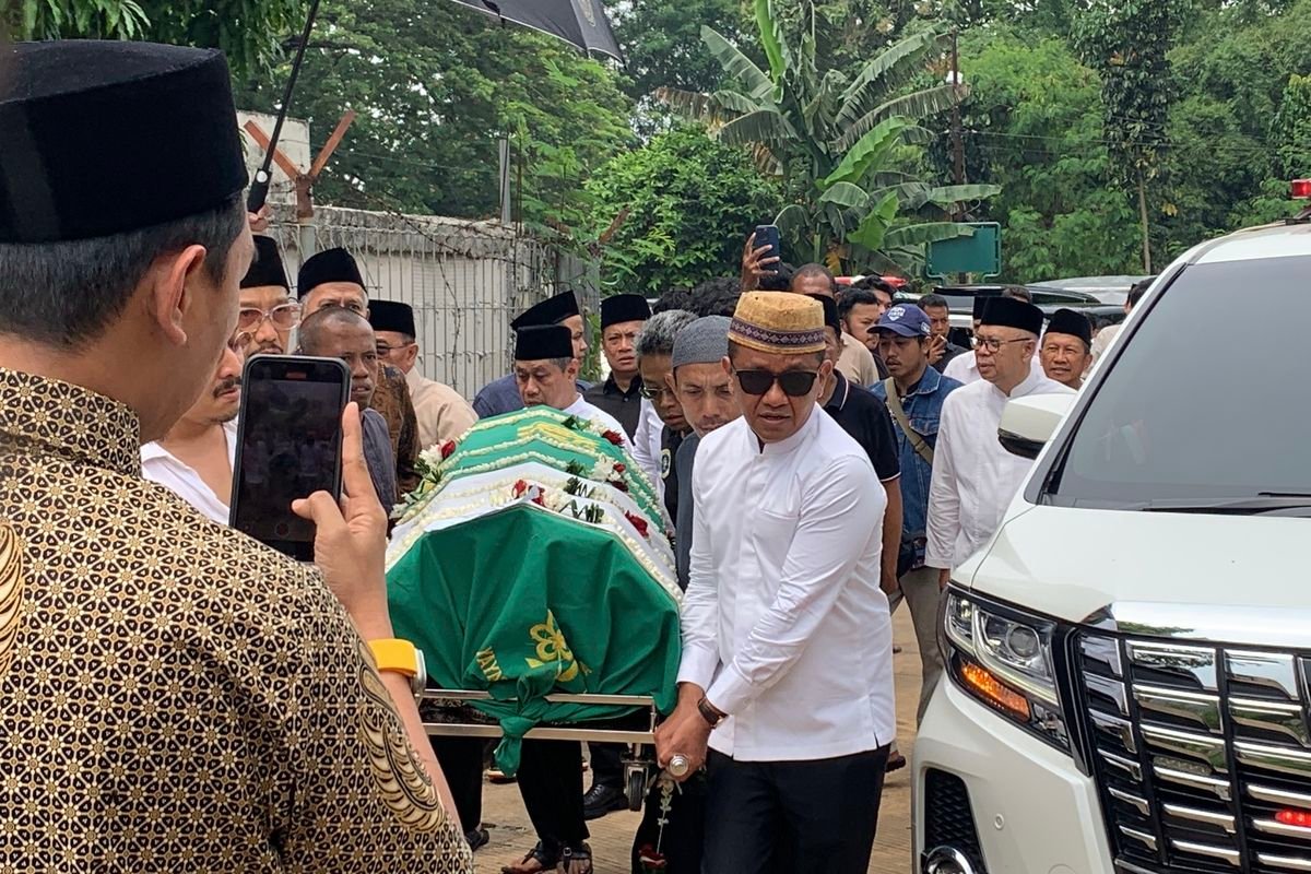 Arif Budimanta Berpulang, Bahlil Lahadalia Ikut Mengantarkan ke Makam