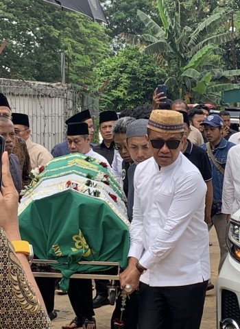 Arif Budimanta Berpulang, Bahlil Lahadalia Ikut Mengantarkan ke Makam