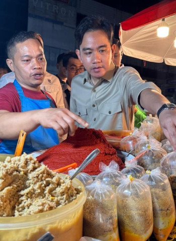 Wapres Gibran Blusukan ke Pasar Cipulir pada Malam Hari, Borong Sayuran hingga Ikan