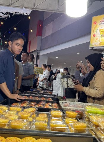 Wapres Gibran Rakabuming Sambangi Pos Siskamling dan Sentra Kue Subuh di Jakarta