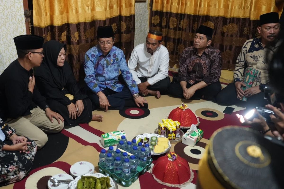 Menteri Agama Takziah ke Keluarga Abay, Staf Humas DPRD Makassar yang Tewas dalam Insiden Gedung