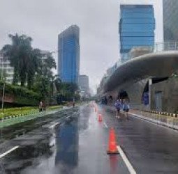 Hujan Guyur Jakarta Saat Ramadhan, Kawasan Sudirman-Thamrin Tampak Lengang Selama CFD