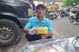 Strategi Cerdik Pedagang Kerupuk di Mangga Besar: Mengais Rezeki di Tengah Antrean Kolak Viral