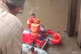 Penemuan Mayat Pria Tanpa Identitas Mengapung di Aliran Kali Ciliwung