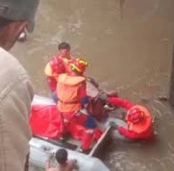 Penemuan Mayat Pria Tanpa Identitas Mengapung di Aliran Kali Ciliwung
