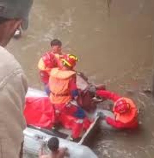 Penemuan Mayat Pria Tanpa Identitas Mengapung di Aliran Kali Ciliwung