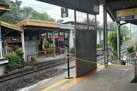 Akses Lama Stasiun Pondok Cina Resmi Ditutup, Penumpang Kini Keluar-Masuk Lewat Apartemen