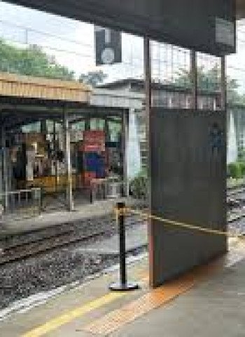 Akses Lama Stasiun Pondok Cina Resmi Ditutup, Penumpang Kini Keluar-Masuk Lewat Apartemen