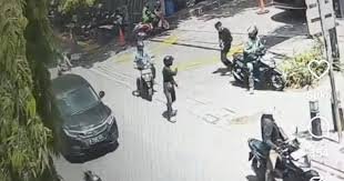 Aksi Pencurian Motor Bersenjata Api Terekam CCTV di Cengkareng