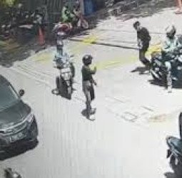 Aksi Pencurian Motor Bersenjata Api Terekam CCTV di Cengkareng
