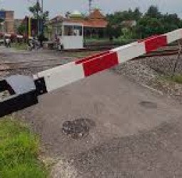 Aksi Nekat Mobil Terobos Palang Pintu di Pasar Rumput, Nyaris Berujung Tragedi Tertabrak Kereta