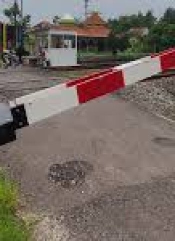 Aksi Nekat Mobil Terobos Palang Pintu di Pasar Rumput, Nyaris Berujung Tragedi Tertabrak Kereta