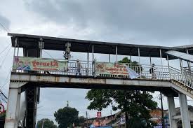 PENERTIBAN RUTIN SPANDUK LIAR DI JEMBATAN PENYEBERANGAN ORANG DAN PEMBATAS JALAN