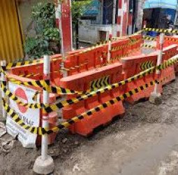 Bahayakan Pengendara di Penjaringan: Pemotor Terperosok ke Kubangan Bekas Galian Proyek