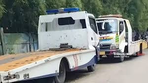 Kendaraan Towing Milik Polisi Diderek Petugas Gara-gara Parkir Sembarangan di Jakarta Barat