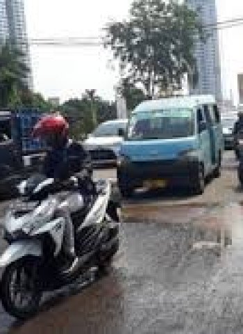 Kondisi Jalan KH Noer Ali Bekasi Kian Mengkhawatirkan Akibat Kerusakan Parah dan Genangan Air