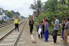 KAI Daop 1 Jakarta Larang Keras Aktivitas Ngabuburit di Dekat Jalur Kereta Api