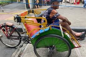 Empat Dekade Setia dengan Becak, Kisah Perjuangan Yanto Bertahan di Tengah Modernitas Jakarta