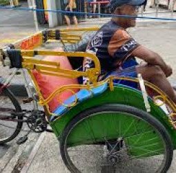 Empat Dekade Setia dengan Becak, Kisah Perjuangan Yanto Bertahan di Tengah Modernitas Jakarta