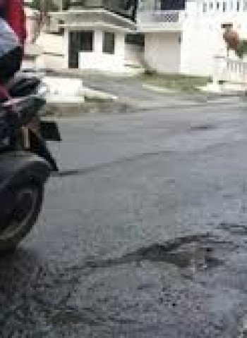 Ironi Jalan Berlubang: Driver Ojek Online Jadi Tersangka Usai Kecelakaan Akibat Jalan Rusak