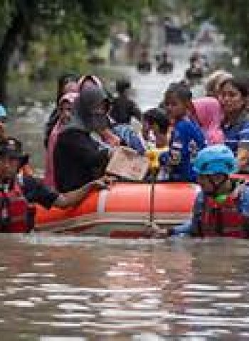 Prabowo Puji Kreativitas Bangun Rumah Korban Banjir: Tekstil Lapisi Seng