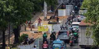 Proyek Galian di Jalan Raya Condet Belum Usai, Pengendara Terjebak Macet Parah Setiap Hari