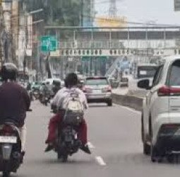 Aksi Berbahaya Siswa SD di Tanah Abang: Berkendara Motor Tanpa Helm dan Berboncengan Tiga