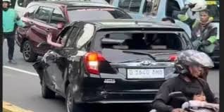 Misteri Senjata Tajam dan Pelat Nomor Bodong di Mobil Calya yang Nekat Lawan Arus