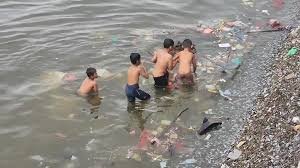 Ancaman Kesehatan Mengintai Anak-Anak Cilincing yang Bermain di Laut Tercemar