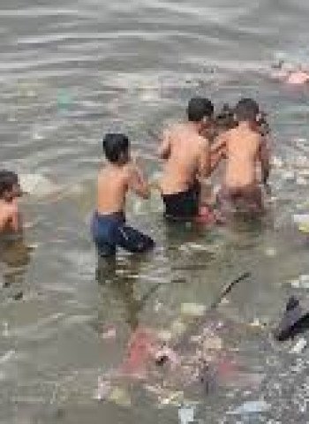 Ancaman Kesehatan Mengintai Anak-Anak Cilincing yang Bermain di Laut Tercemar
