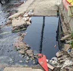 Dampak Buruk Luapan Air Selokan di Kalideres: Picu Aroma Tak Sedap hingga Kerusakan Jalan